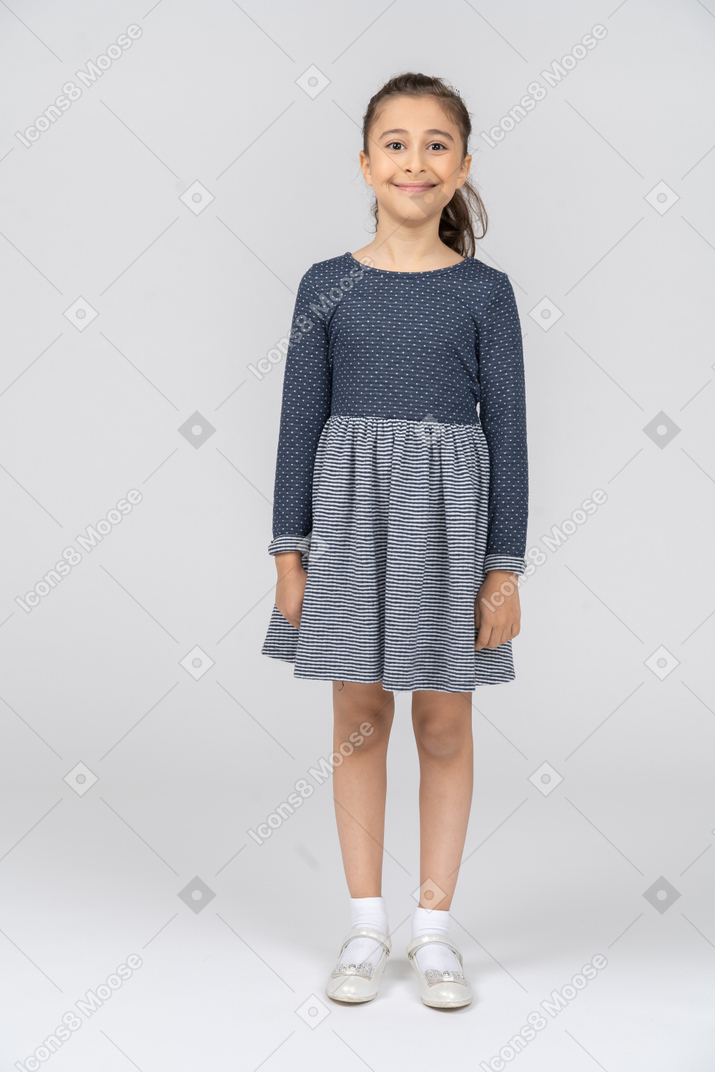 Menina sorridente em roupas casuais de frente para a câmera