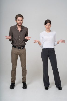 Vue frontale, de, a, interrogation, jeune couple, dans, vêtements bureau