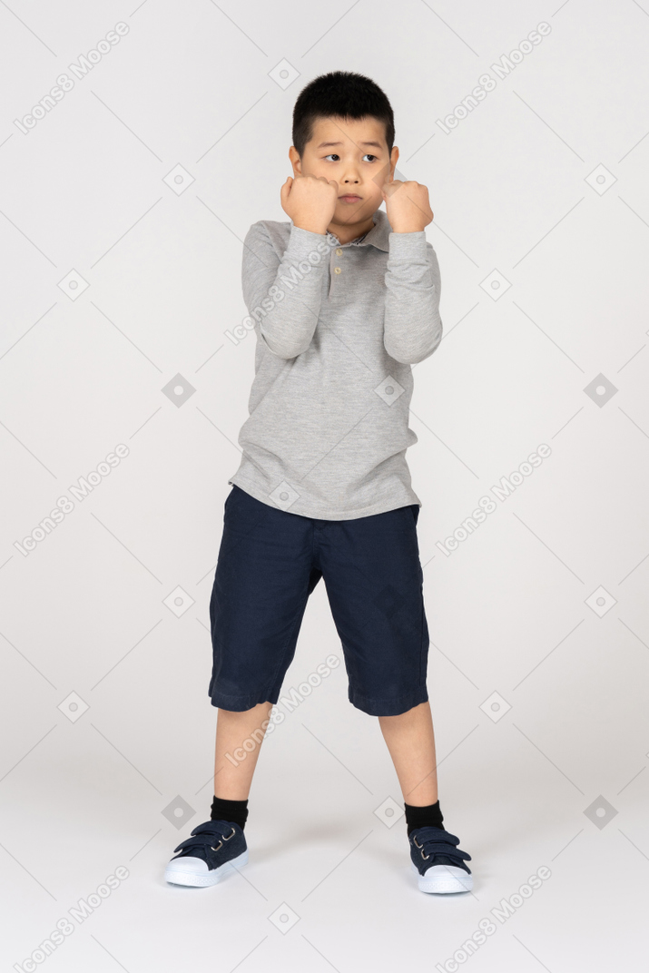 Vista frontal de un niño peleando