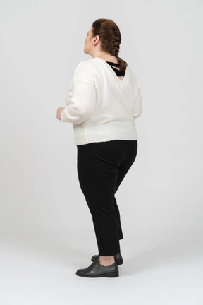 Mujer de talla grande en ropa casual de pie