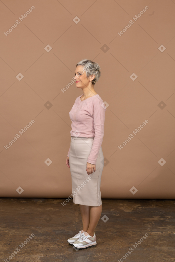 Вид сбоку счастливой женщины в повседневной одежде