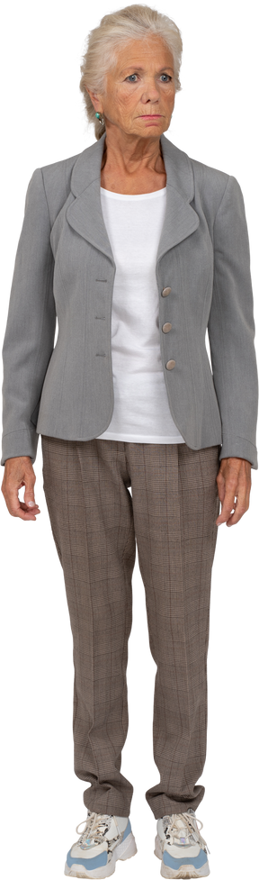 Vista frontale di una donna anziana in giacca e cravatta