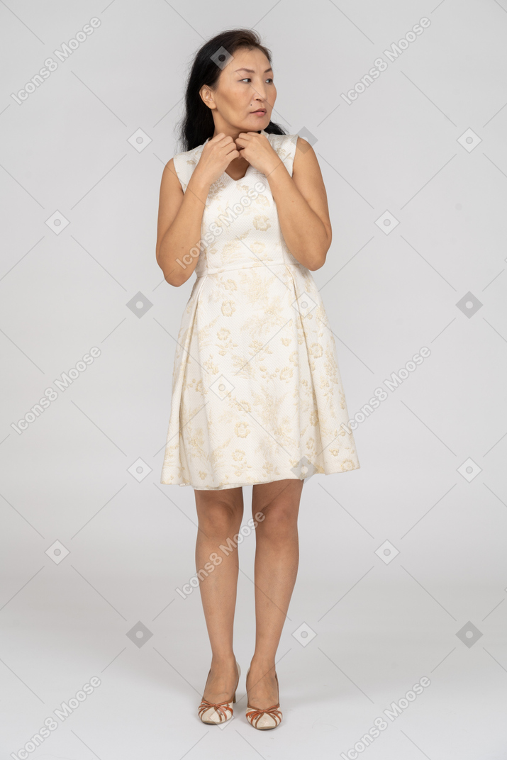 Mulher de vestido branco em pé