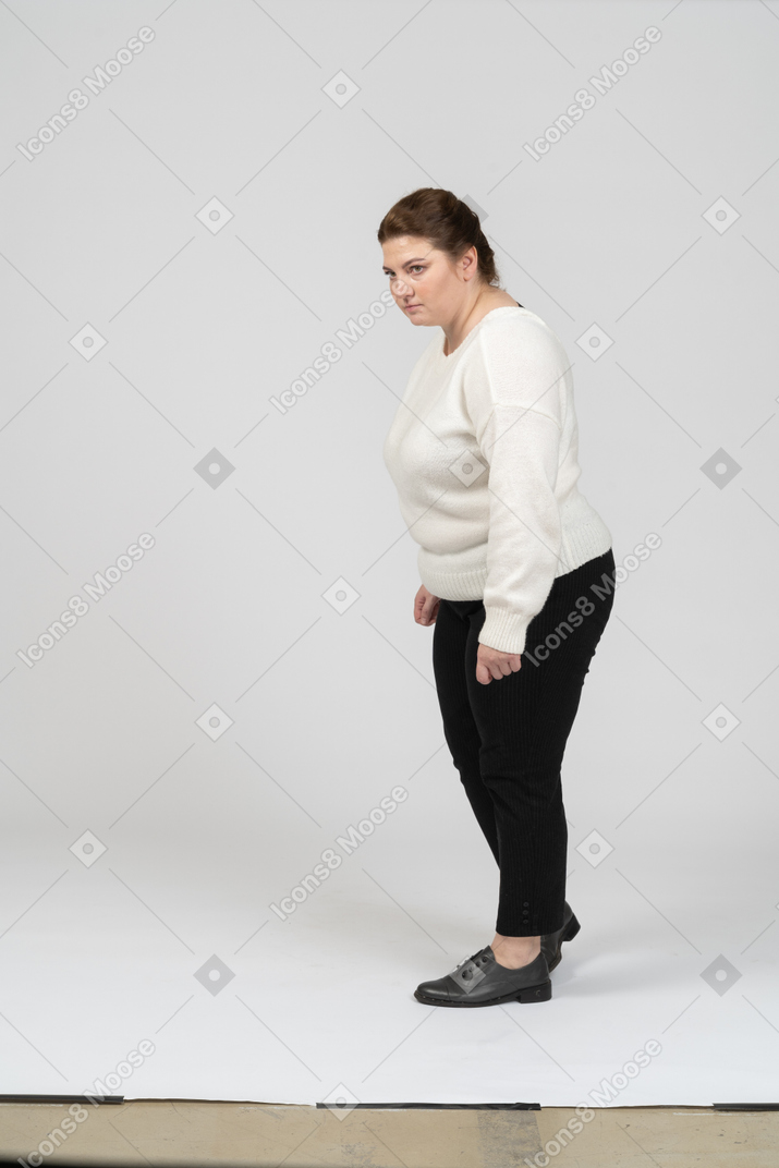 カジュアルな服装でふっくらとした女性の側面図