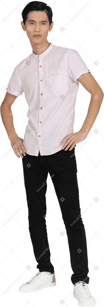Hombre en ropa casual de pie