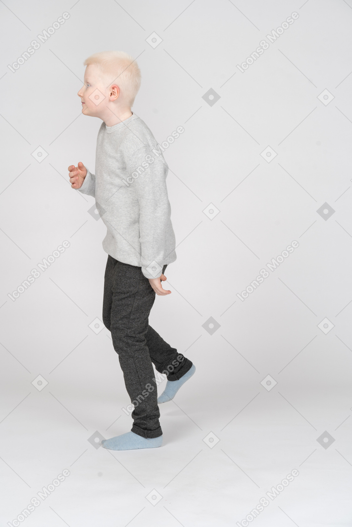 一个男孩走路的侧视图