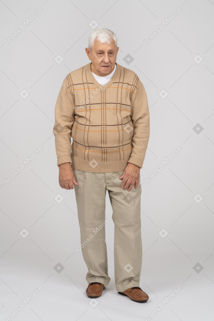 Vista frontale di un vecchio in abiti casual