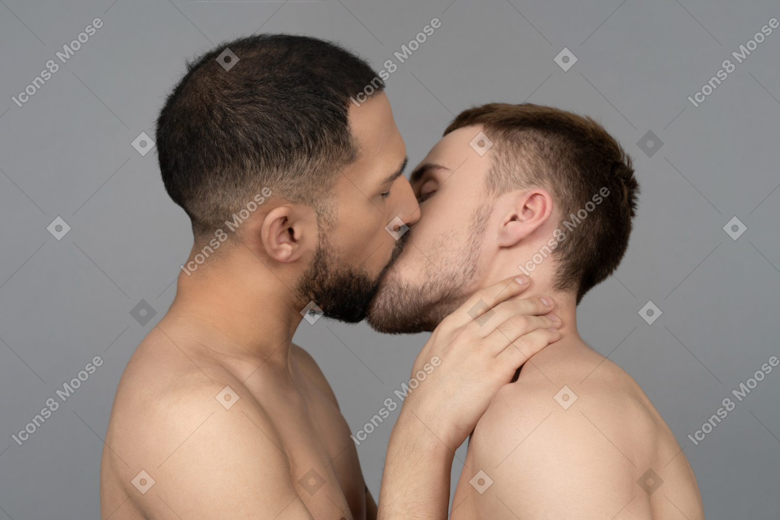 Primo piano di due uomini caucasici a torso nudo che si baciano dolcemente