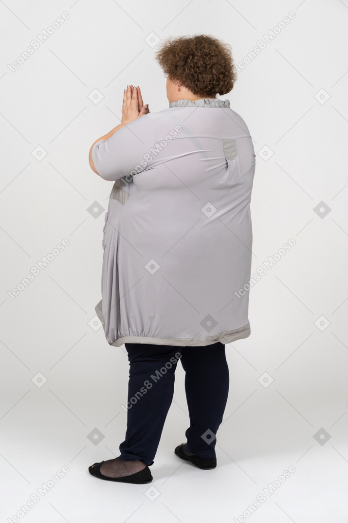 Женщина молится