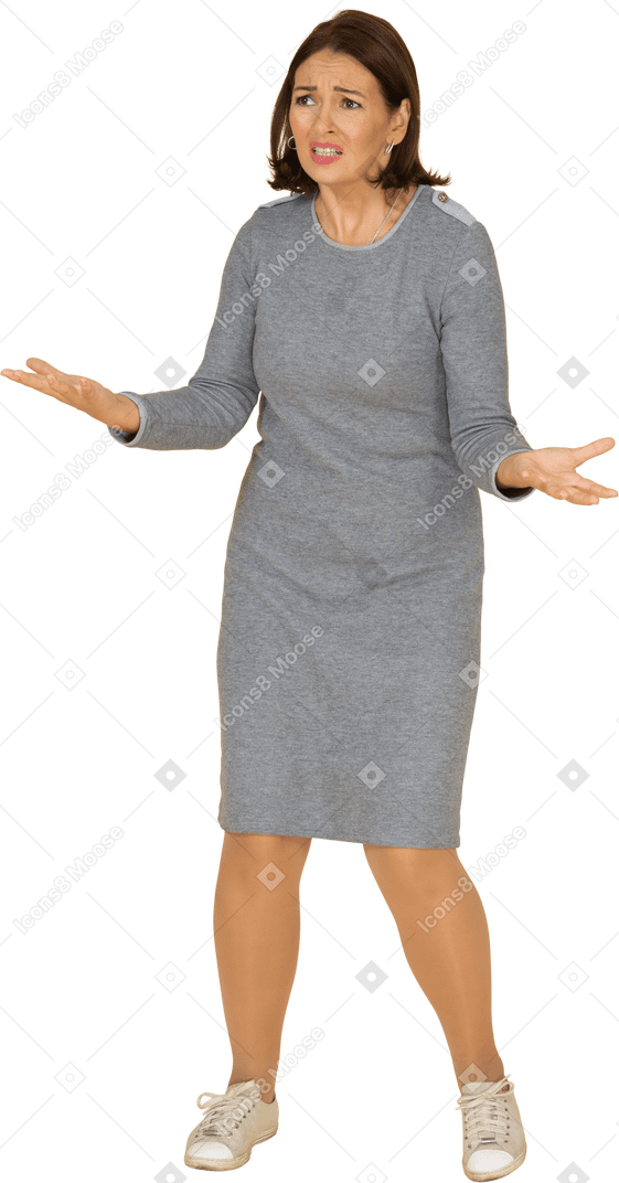 Vista frontal de uma mulher assustada em um vestido cinza