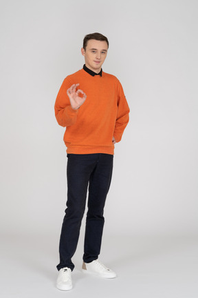 Jeune homme en sweat-shirt orange debout