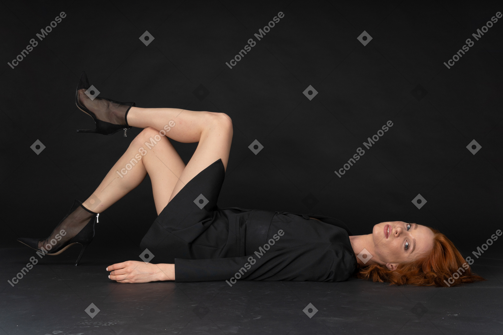 바닥에 누워 카메라를보고 한쪽 다리를 다른 다리에 들고 잘 생긴 섹시한 여자