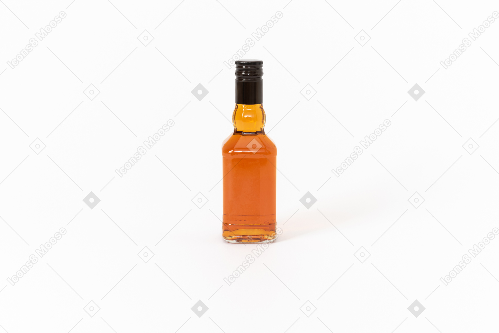 Стеклянная бутылка с крепким алкоголем