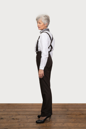 Vista laterale di una donna d'affari in piedi con le braccia ai lati