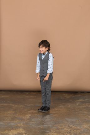 Vista frontale di un ragazzo timido in giacca e cravatta