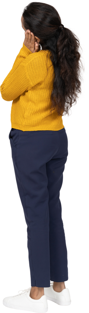 カジュアルな服装で眠そうな女の子の背面図 のフォト