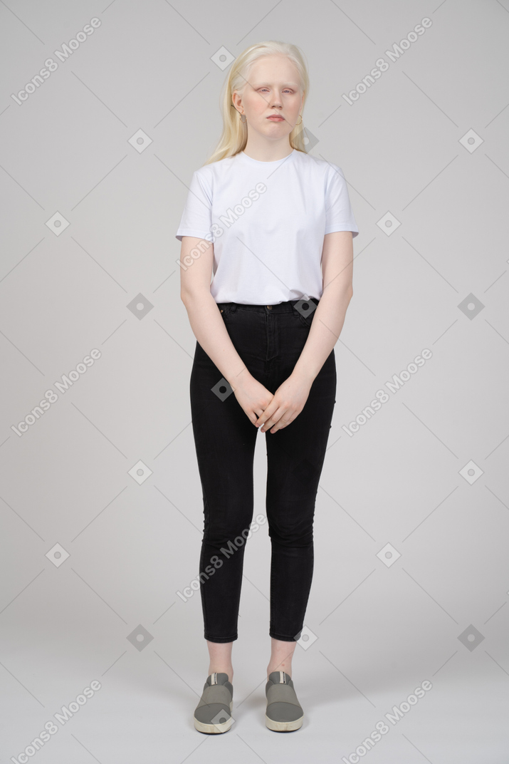 Vista frontale di una giovane donna in abiti casual