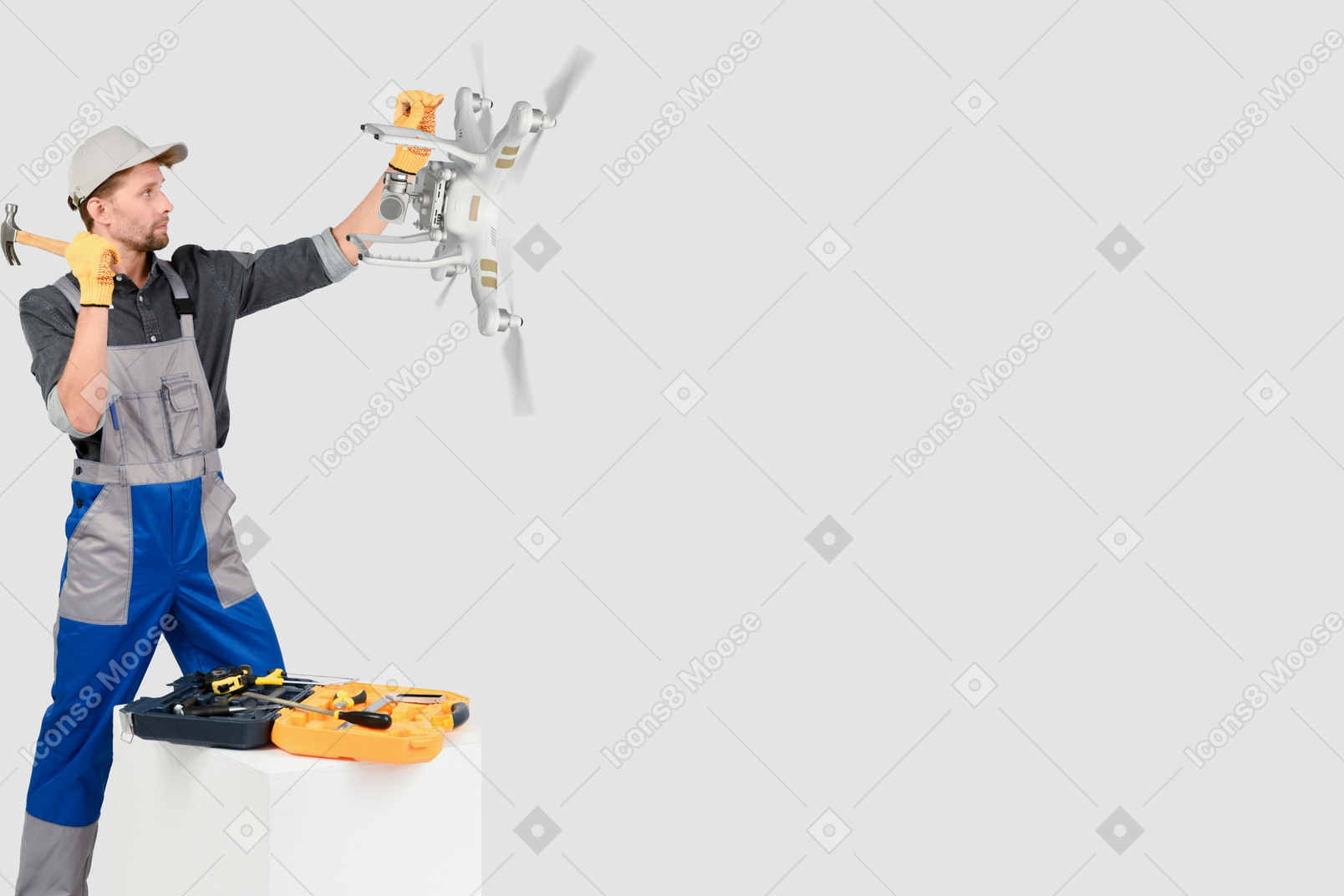 Arbeiter im begriff, einen quadcopter mit einem hammer zu schlagen