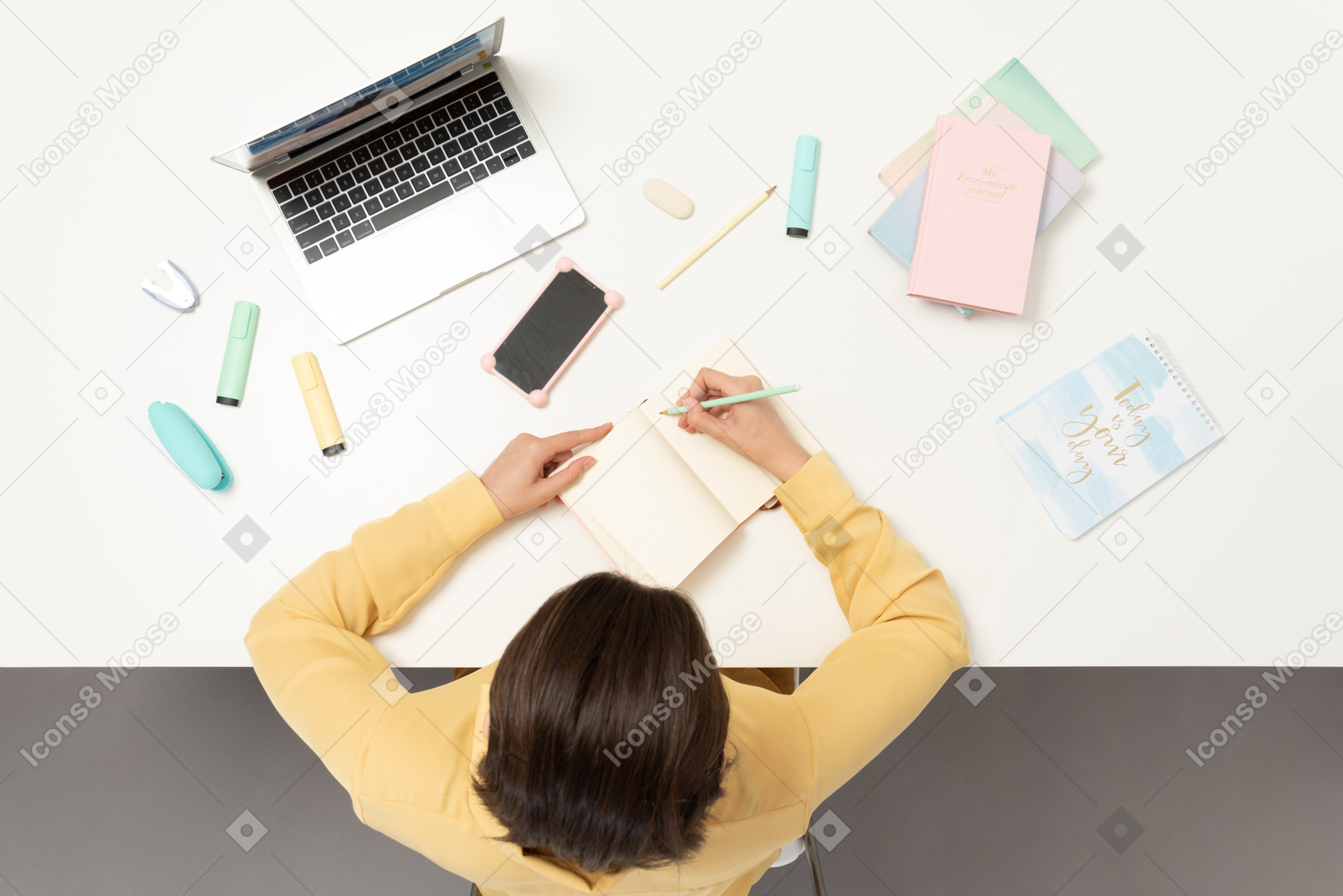 Женщина офисный работник делает заметки за столом
