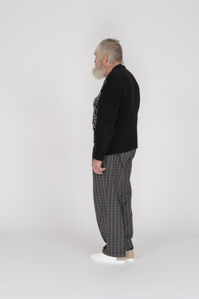 Vista lateral de um homem idoso em pé
