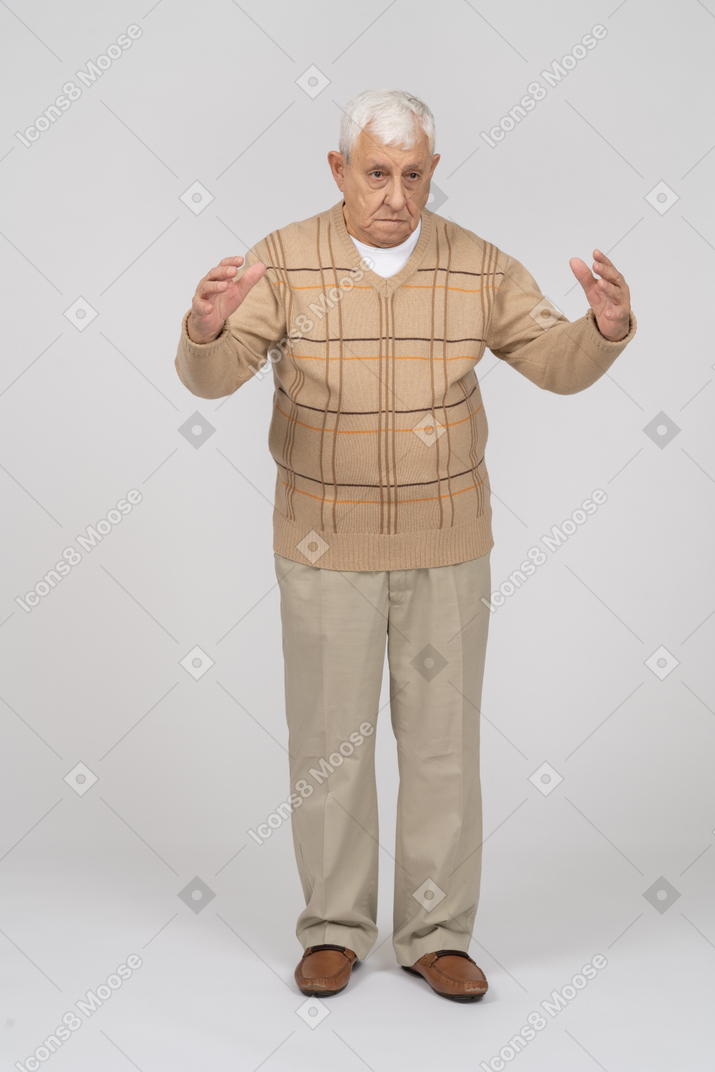 Vista frontal de un anciano con ropa informal que muestra el tamaño de algo