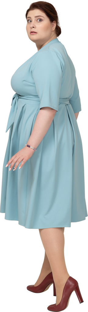 Vista lateral de uma mulher assustada em um vestido azul