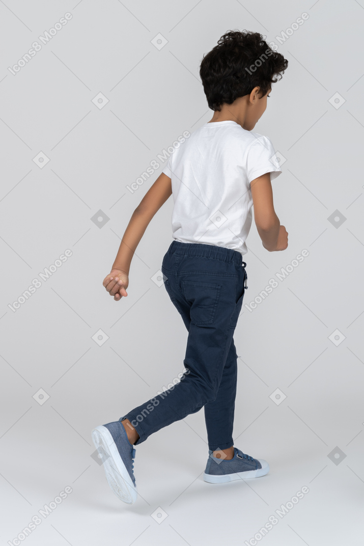 Um menino andando