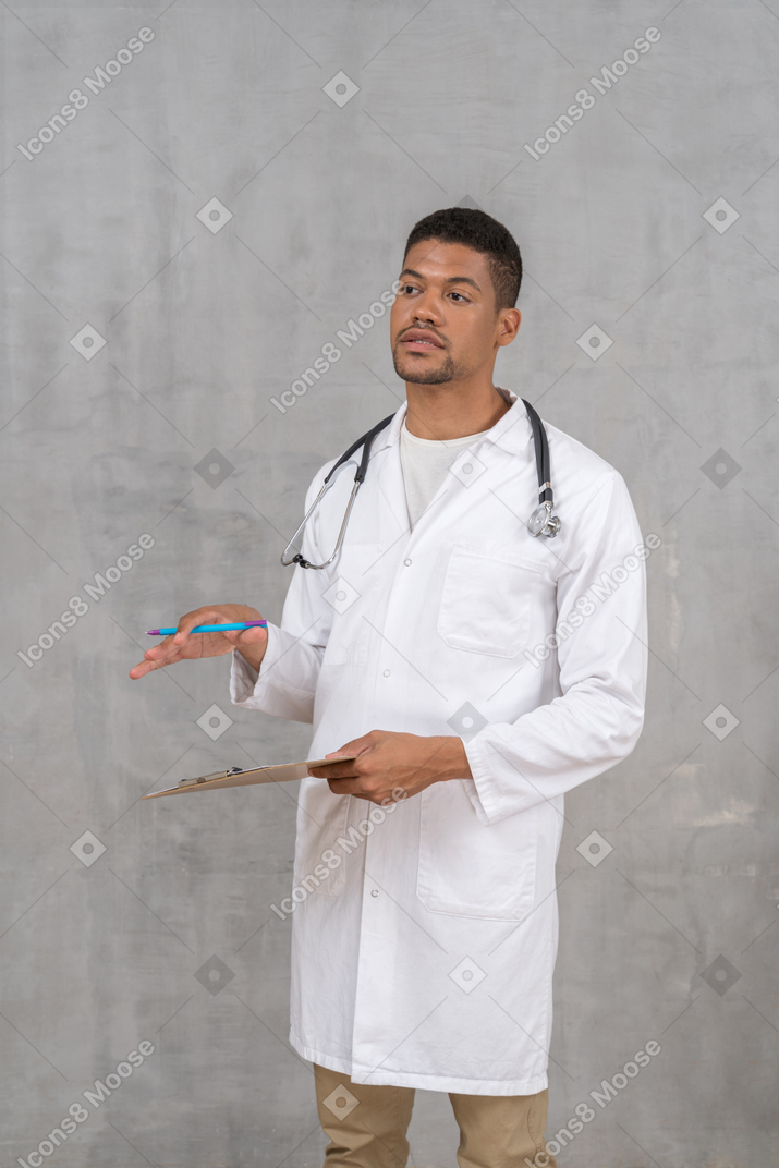 Médico varón explicando el plan de tratamiento