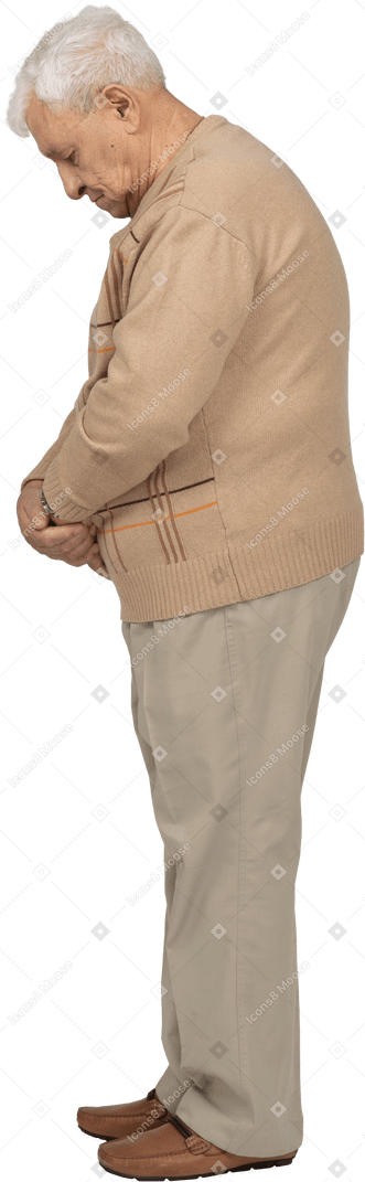 Seitenansicht eines alten mannes in freizeitkleidung mit blick nach unten