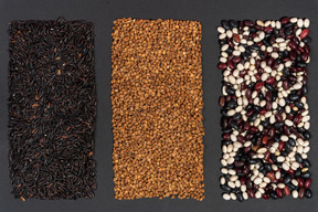 Trois rectangles en forme de sarrasin de riz noir et de haricots multicolores