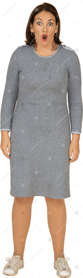 Vista frontal de uma mulher impressionada em um vestido cinza