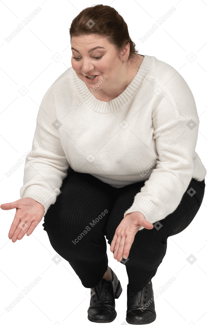 Вид спереди счастливой пухлой женщины в повседневной одежде, сидящей на корточках