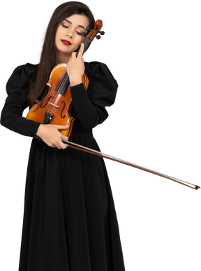 Крупный план молодой дамы в черном платье, обнимающей свою скрипку