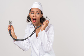聴診器を持って魅力的な若い女性医師