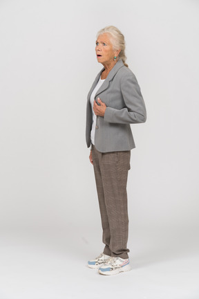 プロフィールに立っているスーツの印象的な老婦人