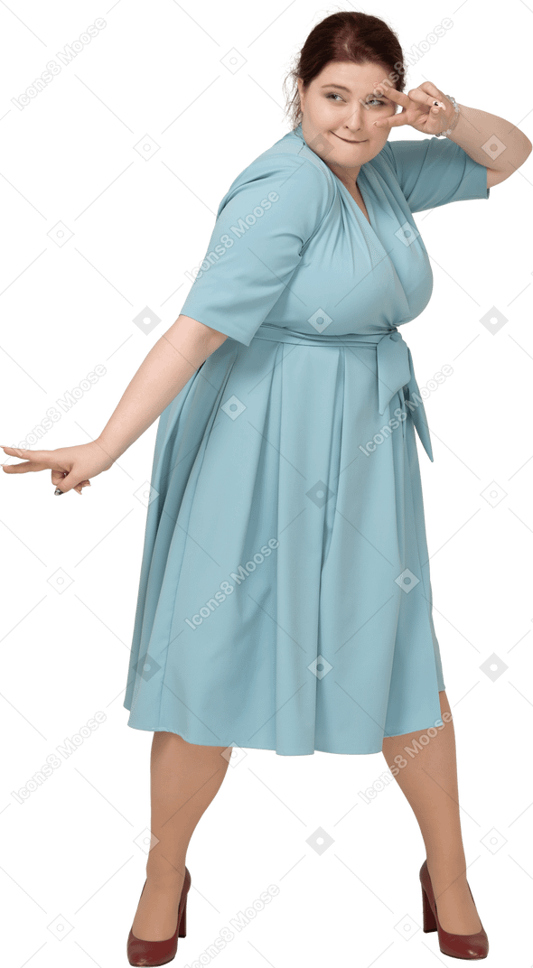 Vista frontal de uma mulher de vestido azul mostrando sinais de v