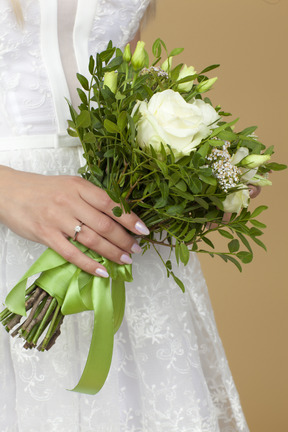 Bellissimo bouquet da sposa di fiori bianchi