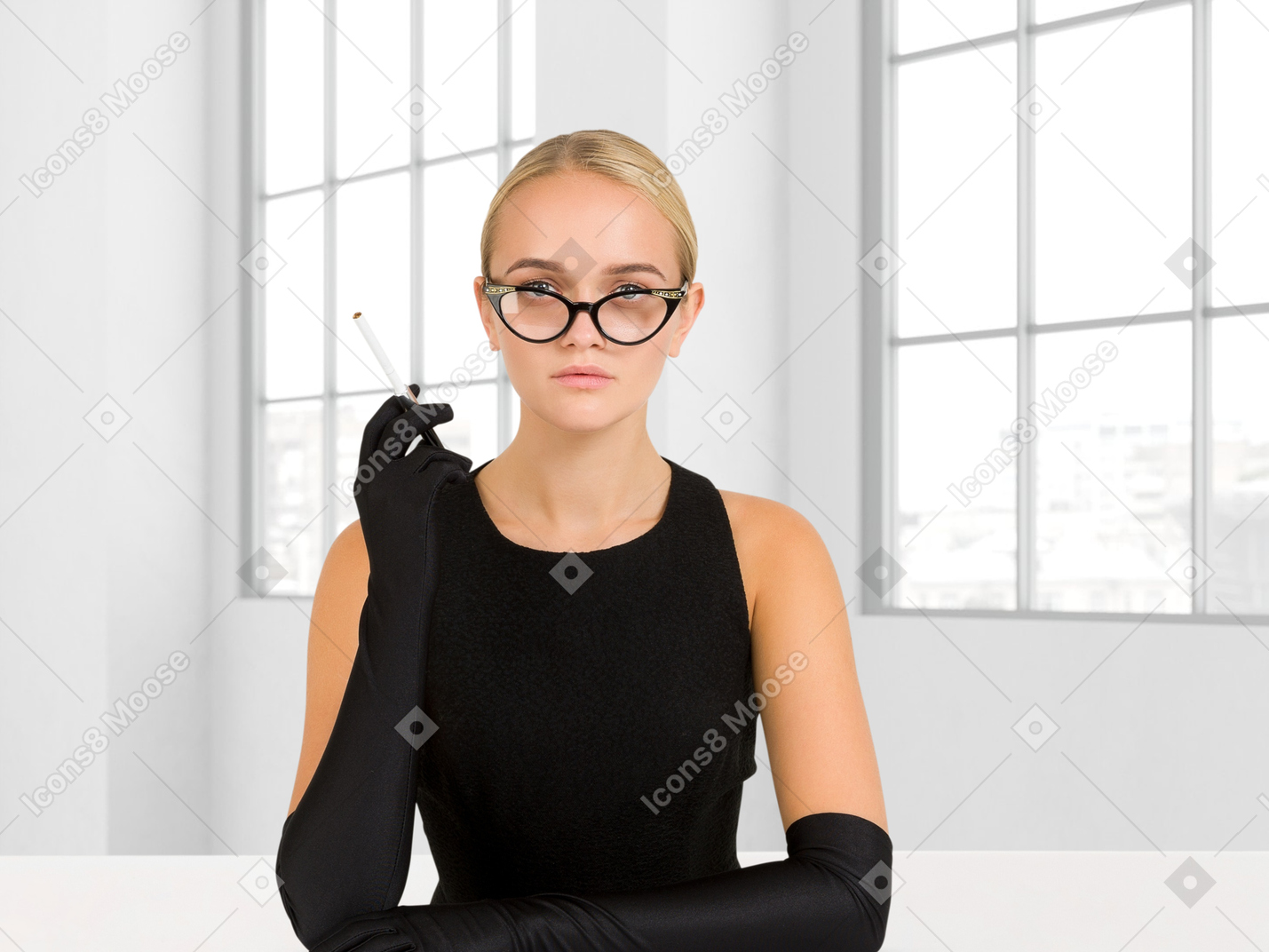 Mulher de aparência rígida sentada e fumando um cigarro