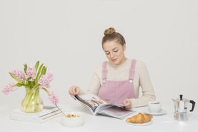 Feuilletant les dernières nouvelles de la mode