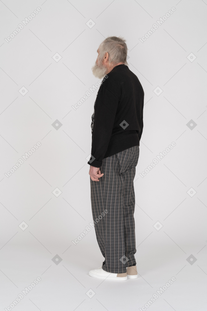 Vista lateral de um homem idoso