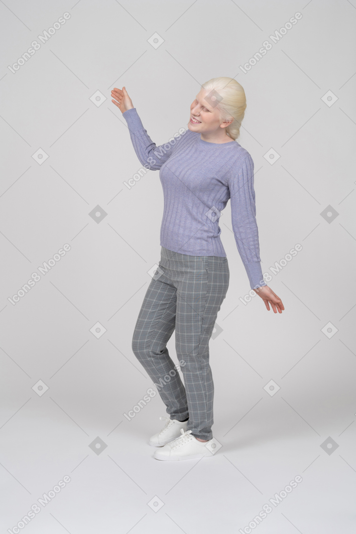Mujer joven bailando y agitando los brazos