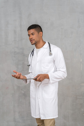 Médico masculino dando conselhos médicos