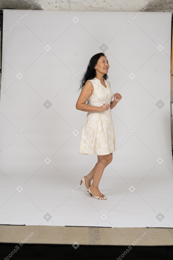 Frau in einem weißen kleid tanzt