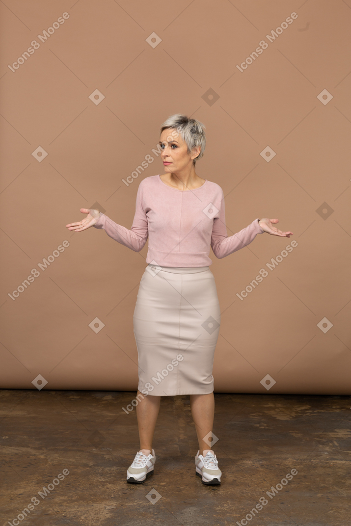 一个穿着休闲服的女人张开双臂站立的前视图