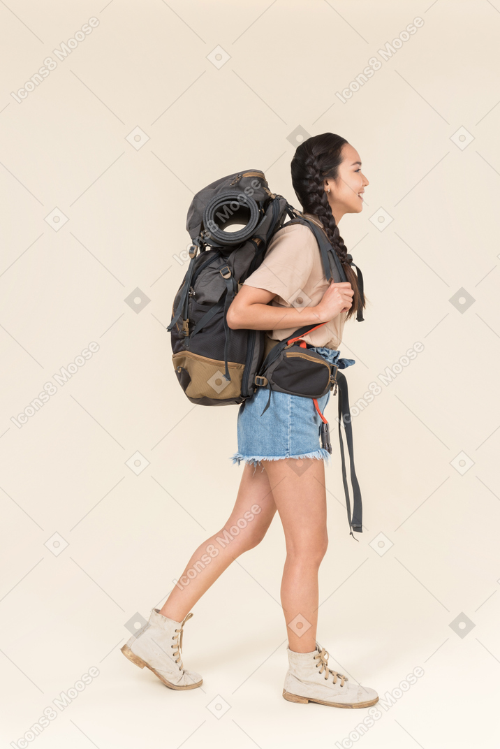 Giovane escursionista femmina asiatica in piedi nel profilo