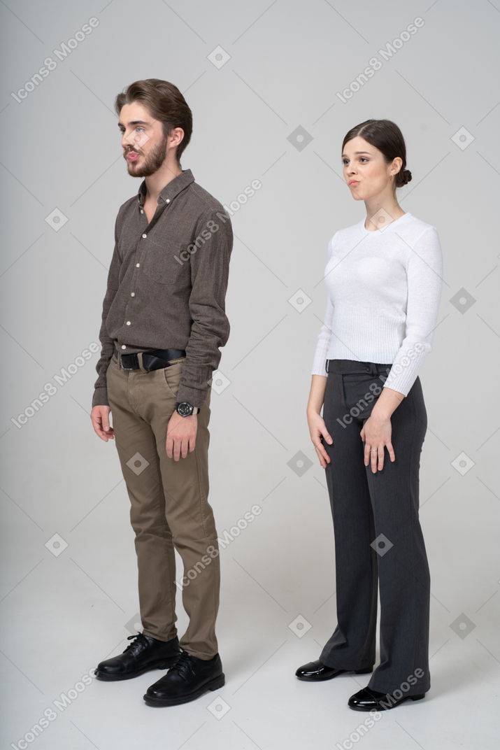 四分之三的办公室服装的困惑的鬼脸年轻夫妇的视图