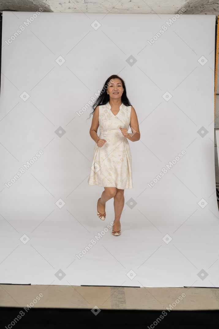Donna in abito bianco che balla