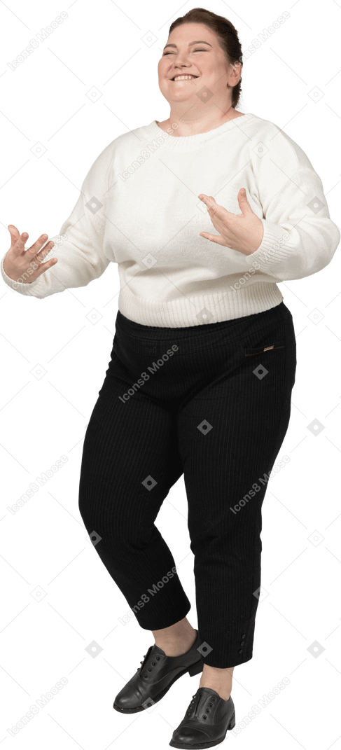 白いセーターを着た幸せなプラスサイズの女性