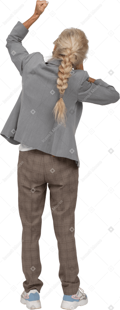 Vista traseira de uma senhora idosa de terno mostrando o punho