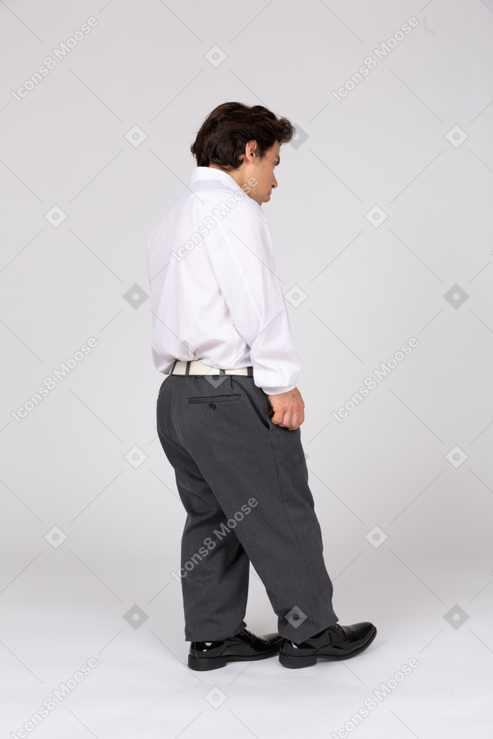 Vista laterale di un uomo in abiti casual da lavoro a piedi
